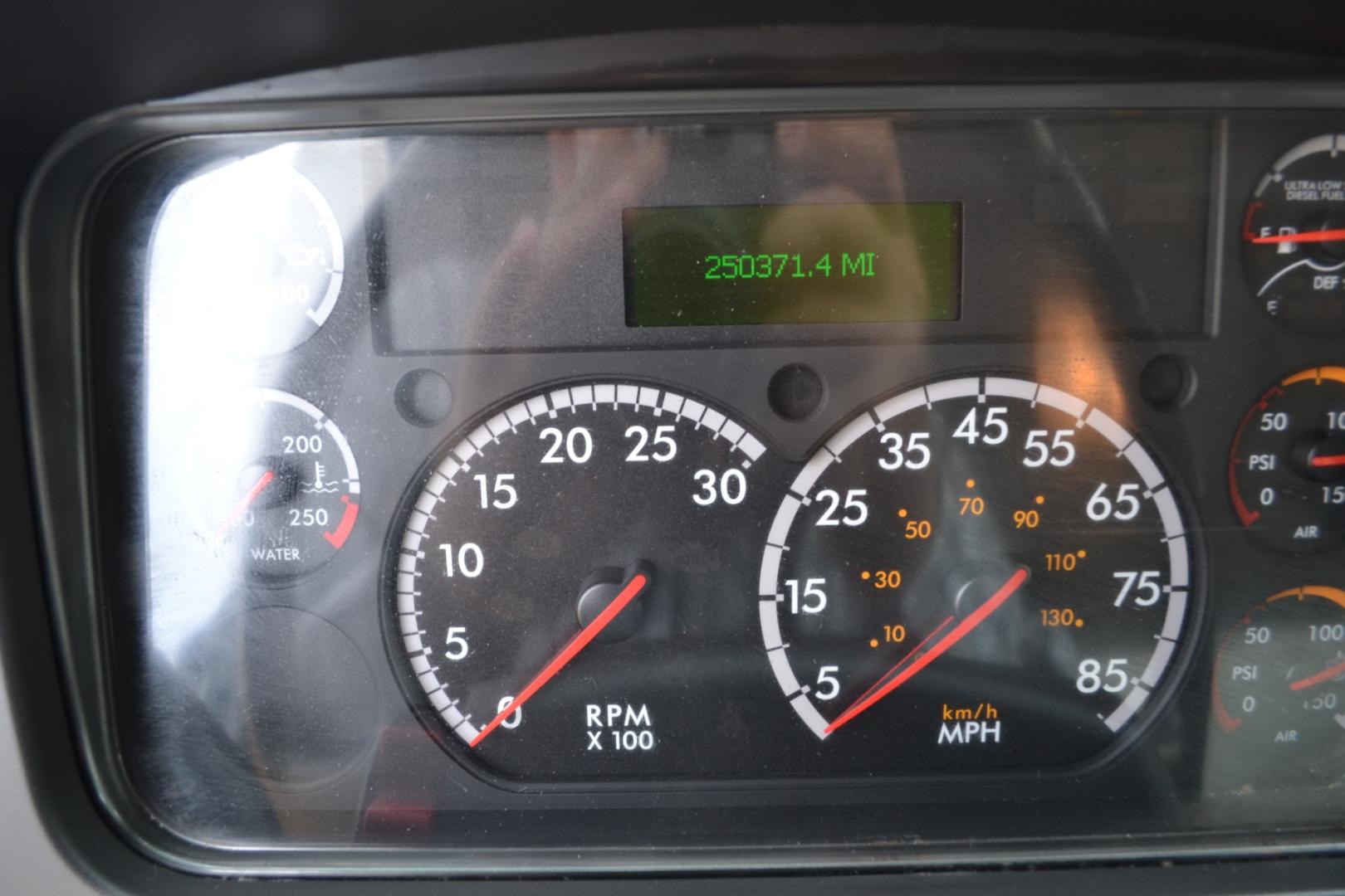 2019 WHITE /BLACK FREIGHTLINER M2-106 with an CUMMINS B6.7L 240HP engine, ALLISON 2500RDS AUTOMATIC transmission, located at 9172 North Fwy, Houston, TX, 77037, (713) 910-6868, 29.887470, -95.411903 - Photo#20